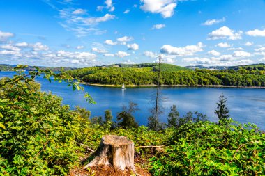 Olpe bölgesindeki Attendorn yakınlarındaki Biggesee manzarası. Sauerland 'deki göl manzarası. Büyük Baraj.