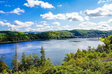 Olpe bölgesindeki Attendorn yakınlarındaki Biggesee manzarası. Sauerland 'deki göl manzarası. Büyük Baraj.