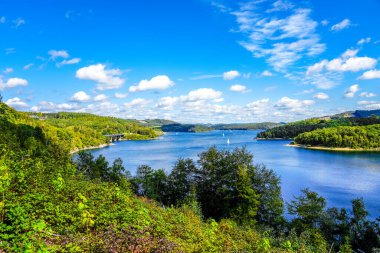 Olpe bölgesindeki Attendorn yakınlarındaki Biggesee manzarası. Sauerland 'deki göl manzarası. Büyük Baraj.