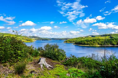 Olpe bölgesindeki Attendorn yakınlarındaki Biggesee manzarası. Sauerland 'deki göl manzarası. Büyük Baraj.