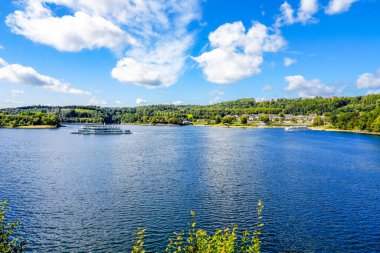 Olpe bölgesindeki Attendorn yakınlarındaki Biggesee manzarası. Sauerland 'deki göl manzarası. Büyük Baraj.