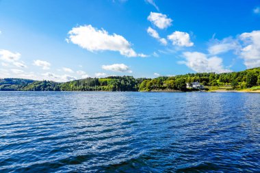 Olpe bölgesindeki Attendorn yakınlarındaki Biggesee manzarası. Sauerland 'deki göl manzarası. Büyük Baraj.