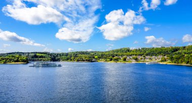 Olpe bölgesindeki Attendorn yakınlarındaki Biggesee manzarası. Sauerland 'deki göl manzarası. Büyük Baraj.