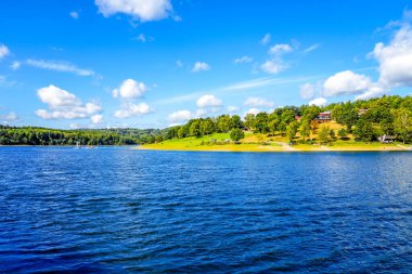 Olpe bölgesindeki Attendorn yakınlarındaki Biggesee manzarası. Sauerland 'deki göl manzarası. Büyük Baraj.