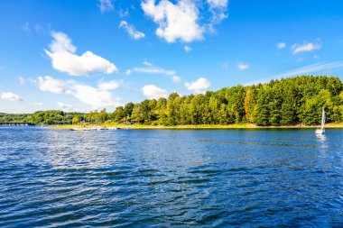 Olpe bölgesindeki Attendorn yakınlarındaki Biggesee manzarası. Sauerland 'deki göl manzarası. Büyük Baraj.