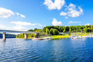 Olpe bölgesindeki Attendorn yakınlarındaki Biggesee manzarası. Sauerland 'deki göl manzarası. Büyük Baraj.