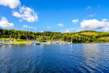 Olpe bölgesindeki Attendorn yakınlarındaki Biggesee manzarası. Sauerland 'deki göl manzarası. Büyük Baraj.