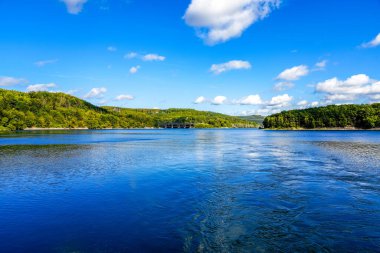 Olpe bölgesindeki Attendorn yakınlarındaki Biggesee manzarası. Sauerland 'deki göl manzarası. Büyük Baraj.