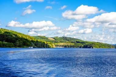 Olpe bölgesindeki Attendorn yakınlarındaki Biggesee manzarası. Sauerland 'deki göl manzarası. Büyük Baraj.