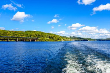 Olpe bölgesindeki Attendorn yakınlarındaki Biggesee manzarası. Sauerland 'deki göl manzarası. Büyük Baraj.