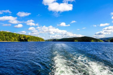 Olpe bölgesindeki Attendorn yakınlarındaki Biggesee manzarası. Sauerland 'deki göl manzarası. Büyük Baraj.