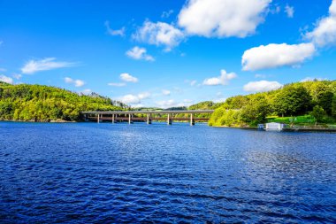 Olpe bölgesindeki Attendorn yakınlarındaki Biggesee manzarası. Sauerland 'deki göl manzarası. Büyük Baraj.