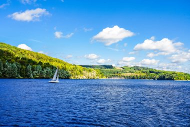 Olpe bölgesindeki Attendorn yakınlarındaki Biggesee manzarası. Sauerland 'deki göl manzarası. Büyük Baraj.