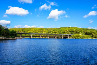 Olpe bölgesindeki Attendorn yakınlarındaki Biggesee manzarası. Sauerland 'deki göl manzarası. Büyük Baraj.