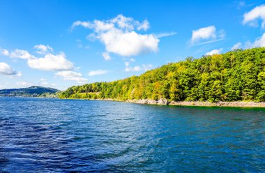 Olpe bölgesindeki Attendorn yakınlarındaki Biggesee manzarası. Sauerland 'deki göl manzarası. Büyük Baraj.
