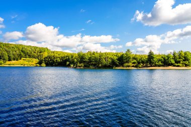 Olpe bölgesindeki Attendorn yakınlarındaki Biggesee manzarası. Sauerland 'deki göl manzarası. Büyük Baraj.