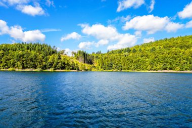 Olpe bölgesindeki Attendorn yakınlarındaki Biggesee manzarası. Sauerland 'deki göl manzarası. Büyük Baraj.