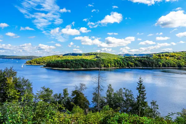 Olpe bölgesindeki Attendorn yakınlarındaki Biggesee manzarası. Sauerland 'deki göl manzarası. Büyük Baraj.