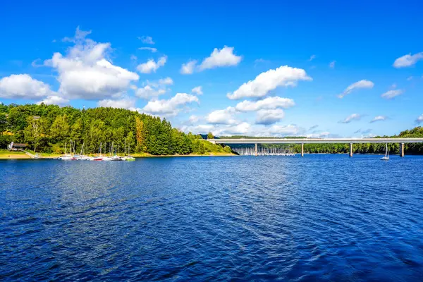 Olpe bölgesindeki Attendorn yakınlarındaki Biggesee manzarası. Sauerland 'deki göl manzarası. Büyük Baraj.