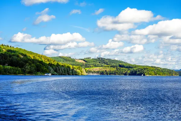 Olpe bölgesindeki Attendorn yakınlarındaki Biggesee manzarası. Sauerland 'deki göl manzarası. Büyük Baraj.