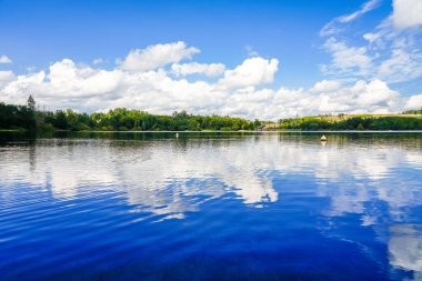 Kuzey Ren-Vestfalya 'daki Marienheide yakınlarındaki Brucher Barajı' nda. Çevresindeki manzaralı göl manzarası.