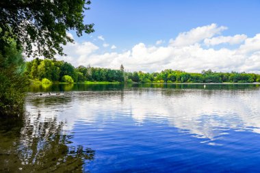 Kuzey Ren-Vestfalya 'daki Marienheide yakınlarındaki Brucher Barajı' nda. Çevresindeki manzaralı göl manzarası.