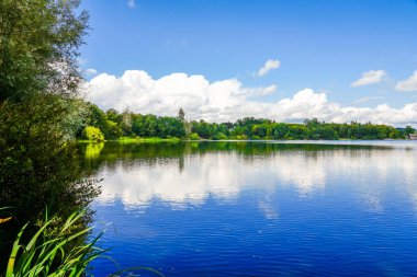 Kuzey Ren-Vestfalya 'daki Marienheide yakınlarındaki Brucher Barajı' nda. Çevresindeki manzaralı göl manzarası.