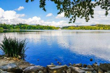 Kuzey Ren-Vestfalya 'daki Marienheide yakınlarındaki Brucher Barajı' nda. Çevresindeki manzaralı göl manzarası.