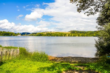 Kuzey Ren-Vestfalya 'daki Marienheide yakınlarındaki Brucher Barajı' nda. Çevresindeki manzaralı göl manzarası.