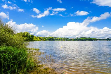Kuzey Ren-Vestfalya 'daki Marienheide yakınlarındaki Brucher Barajı' nda. Çevresindeki manzaralı göl manzarası.