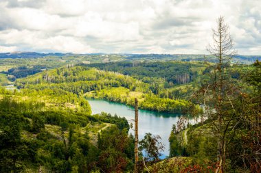 Genkeltalsperre ve çevresindeki doğa manzarası. Gummersbach ve Meinerzhagen yakınlarındaki rezervuarın manzarası.