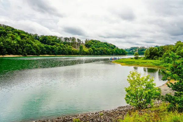 Genkel 'in ve etrafındaki doğanın manzarası. Meinerzhagen yakınlarındaki nehir manzarası. Agger 'ın Üçlemesi.