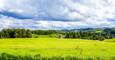 Wipparferth yakınlarındaki manzara. Bergisches topraklarında tarlaları ve ormanları olan doğa..