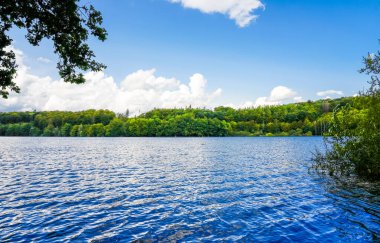 Lingese barajının ve Obergischer Kreis 'in çevresindeki doğanın manzarası. Göl kenarındaki manzara.