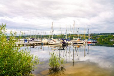 Moehnesee manzarası ve çevre manzarası. Koerbecke yakınlarındaki doğa..