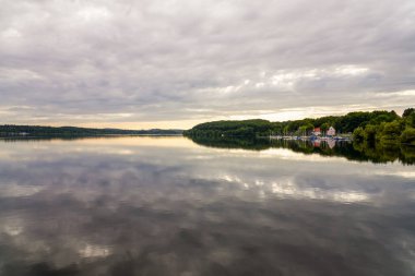 Moehnesee manzarası ve çevre manzarası. Koerbecke yakınlarındaki doğa..