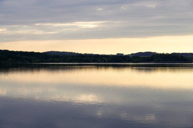 Moehnesee manzarası ve çevre manzarası. Koerbecke yakınlarındaki doğa..