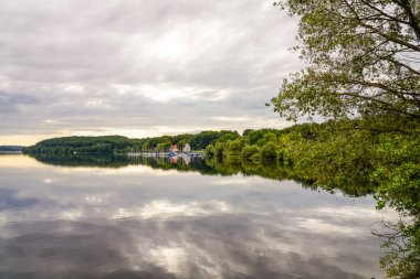 Moehnesee manzarası ve çevre manzarası. Koerbecke yakınlarındaki doğa..