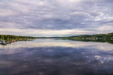 Moehnesee manzarası ve çevre manzarası. Koerbecke yakınlarındaki doğa..