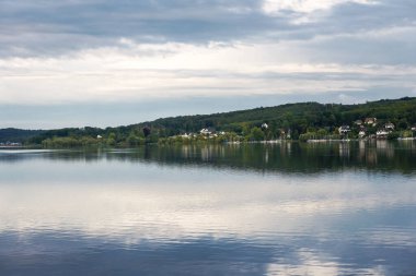 Moehnesee manzarası ve çevre manzarası. Koerbecke yakınlarındaki doğa..