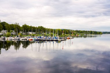 Moehnesee manzarası ve çevre manzarası. Koerbecke yakınlarındaki doğa..