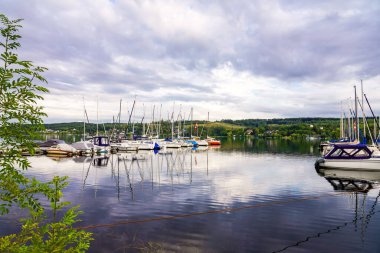 Moehnesee manzarası ve çevre manzarası. Koerbecke yakınlarındaki doğa..