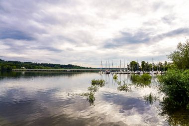 Moehnesee manzarası ve çevre manzarası. Koerbecke yakınlarındaki doğa..