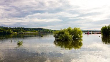 Moehnesee manzarası ve çevre manzarası. Koerbecke yakınlarındaki doğa..