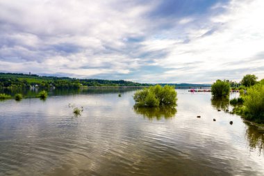 Moehnesee manzarası ve çevre manzarası. Koerbecke yakınlarındaki doğa..
