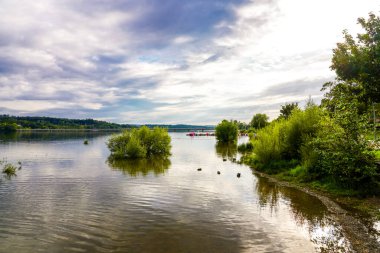 Moehnesee manzarası ve çevre manzarası. Koerbecke yakınlarındaki doğa..