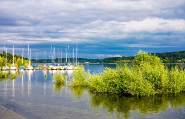 Moehnesee manzarası ve çevre manzarası. Koerbecke yakınlarındaki doğa..
