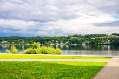 Moehnesee manzarası ve çevre manzarası. Koerbecke yakınlarındaki doğa..