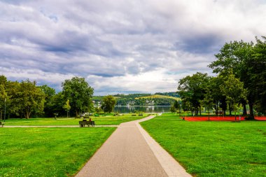 Moehnesee manzarası, baraj ve çevre manzarası. Koerbecke yakınlarındaki doğa..