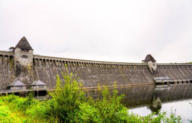 Moehnesee manzarası, baraj ve çevre manzarası. Koerbecke yakınlarındaki doğa..